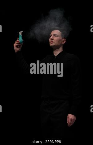 Parigi, Francia. 23 gennaio 2025. Laurent Paillier/le Pictorium - About Love and Death, Elegy for Raimund Hoghe di Emmanuel Eggermont - 23/01/2025 - Francia/Parigi - About Love and Death, Elegy for Raimund Hoghe Concept, coreografia e interpretazione Emmanuel Eggermont collaborazione artistica Jihye Jung Light Alice Dussart creazione Sound management Julien Lepreux cornice: Winter fact festival Data: 01/20/2025 luogo: Theatre de la CORM città dal vivo Foto Stock