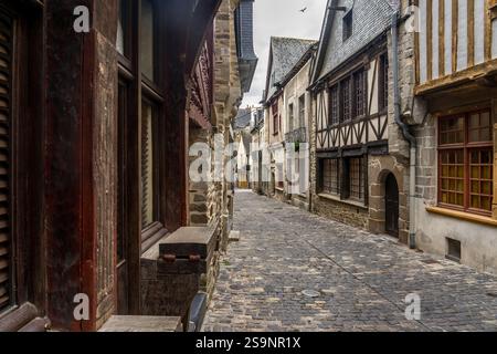 VITRE, FRANCIA - 1 SETTEMBRE 2022: Splendida strada della città medievale di Vitré, in Bretagna francese, con il suo tradizionale colorato e mezzo legno Foto Stock