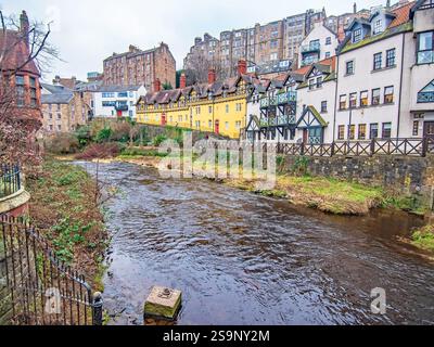 Il colorato Dean Village di Edimburgo, visto da un ponte sul fiume Leath Foto Stock