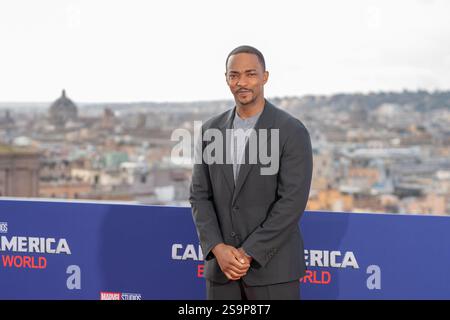 Roma, Italia. 27 gennaio 2025. Anthony Mackie partecipa al servizio fotografico "Captain America: Brave New World" all'Hotel De la Ville di Roma, Italia, il 27 gennaio 2025. (Foto di Luca Carlino/NurPhoto) credito: NurPhoto SRL/Alamy Live News Foto Stock
