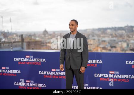 Roma, Italia. 27 gennaio 2025. Anthony Mackie partecipa al servizio fotografico "Captain America: Brave New World" all'Hotel De la Ville di Roma, Italia, il 27 gennaio 2025. (Foto di Luca Carlino/NurPhoto) credito: NurPhoto SRL/Alamy Live News Foto Stock
