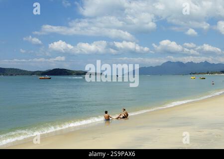 Spiaggia sabbiosa con bagnanti, Tengah Beach, Langkawi Island, Kedah State, Malesia, sud-est asiatico, Asia Foto Stock