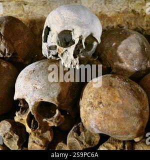 Le catacombe - Les Catacombes, Skullheads, Parigi, Francia Foto Stock