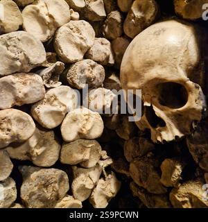 Le catacombe - Les Catacombes, Skullheads, Parigi, Francia Foto Stock