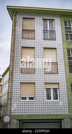 Conica casa cittadina portoghese con Blue Azulejos Foto Stock