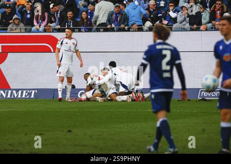 Partita di calcio, Dawid KOWNACKI fortuna Duesseldorf ha appena segnato i tiri 2:3 che si tolgono la sua maglia giace a terra senza la sua maglia nella sua ha Foto Stock