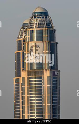 Vista della Torre UDC (sede centrale) dalla cima della collina nel Giardino del Villaggio culturale Katara a Doha Foto Stock