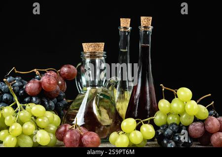 Aceto di vino bianco e aceto di vino rosso in ciotole di aceto. Foto Stock