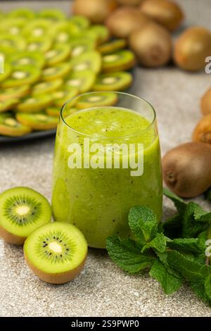 Frullato naturale di kiwi e menta appena fatto Foto Stock