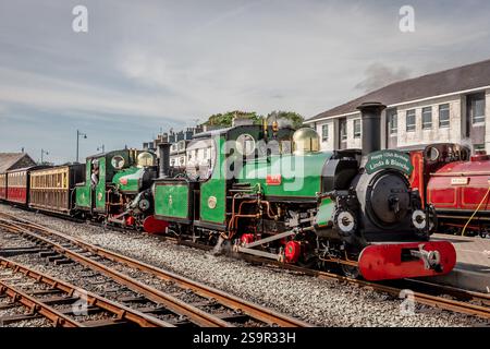 Hunslet 2-4-0STT 'Linda' e 'Blanche' aspettano alla stazione del porto di Porthmadog durante l'Hunslet 125 sulla ferrovia Ffestiniog Foto Stock