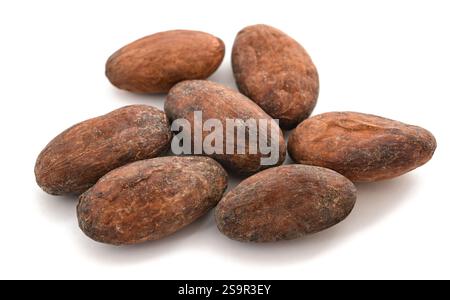Gruppo di fagioli di cacao isolato su bianco Foto Stock