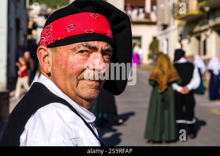 Ritratto di un anziano vestito tradizionalmente, che partecipa alla processione della Madonna di Montserrat. Foto Stock