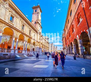 Piazza Mercanti con Palazzo dei Giureconsulti e Palazzo della ragione a Milano Foto Stock