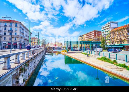 Darsena del Naviglio storico molo sul Canale del Naviglio grande a Milano, Italia Foto Stock