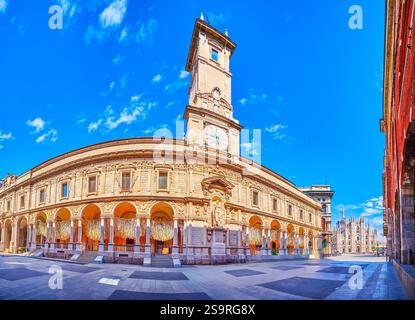 Panorama del Palazzo dei Giureconsulti con la torre dell'orologio in Piazza Mercanti a Milano Foto Stock