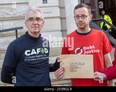 Londra, Regno Unito. 27 gennaio 2025. I manifestanti conservano la lettera che non erano autorizzati a consegnare. All'inizio del Giubileo del 2025, i sostenitori di tutte le fedi e nessuno iniziano la loro campagna globale per la giustizia del debito presso il Tesoro chiedendo la cancellazione dei debiti globali nei confronti del mondo ricco da parte dei paesi del Sud del mondo. Una campagna del Giubileo 2000 nel precedente Giubileo ha portato alla cancellazione di miliardi di dollari di debiti. Peter Marshall/Alamy Live News Foto Stock