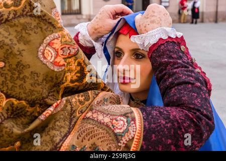 Ritratto di una giovane donna vestita tradizionalmente che partecipa alla processione della Madonna di Montserrat a Iglesias. Foto Stock
