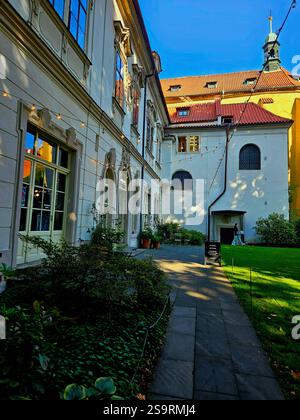 Un cortile dietro il muro di John Lennon a Praga Foto Stock