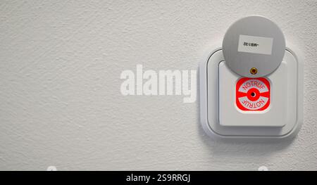 Pulsante di emergenza in un edificio, parte dell'ingegneria dei servizi edili e della sicurezza degli edifici, building automation per le emergenze. Foto Stock