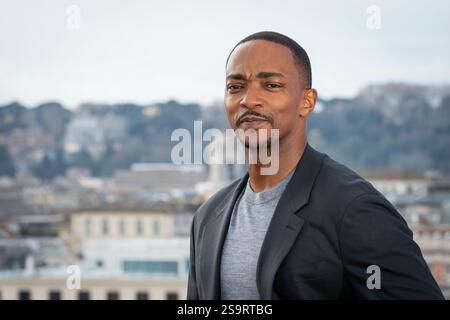 Roma, Italia. 27 gennaio 2025. Anthony Mackie partecipa al servizio fotografico "Captain America: Brave New World" all'Hotel De la Ville di Roma. Credito: SOPA Images Limited/Alamy Live News Foto Stock