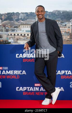 Roma, Italia. 27 gennaio 2025. Anthony Mackie partecipa al servizio fotografico "Captain America: Brave New World" all'Hotel De la Ville di Roma. Credito: SOPA Images Limited/Alamy Live News Foto Stock