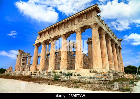 Viaggi in Grecia e luoghi di interesse . Antico tempio di Orfeas sull'isola di Egina, il prototipo dell'Acropoli. Golfo di Saronics Foto Stock
