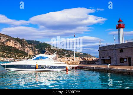 Mentone - affascinante località costiera della costa Azzurra. vista del mare con motoscafo e faro. Cote d'Azure, Alpes-maritimes, Francia Foto Stock