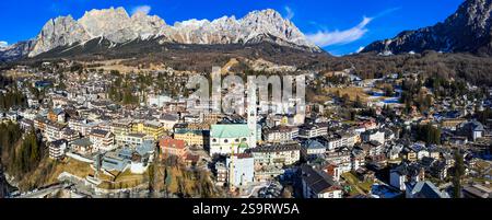 Italia, Cortina d'Ampezzo, rinomata località sciistica e bella cittadina. Vista panoramica aerea del centro, circondata dalle montagne delle Dolomiti Foto Stock