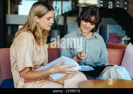 Due studenti delle scuole superiori che studiano in un ambiente confortevole, si impegnano nell'apprendimento collaborativo e nella preparazione agli esami. Foto Stock