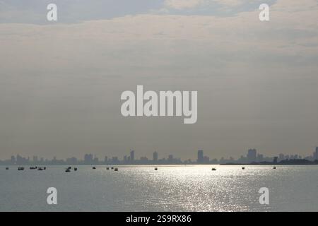 Costa e skyline del Kuwait. Il panorama di Kuwait City nel Golfo Persico, Medio Oriente Foto Stock