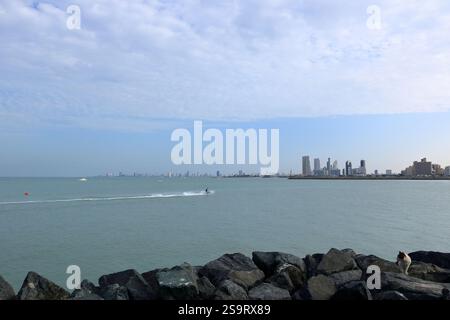 Costa e skyline del Kuwait. Il panorama di Kuwait City nel Golfo Persico, Medio Oriente Foto Stock