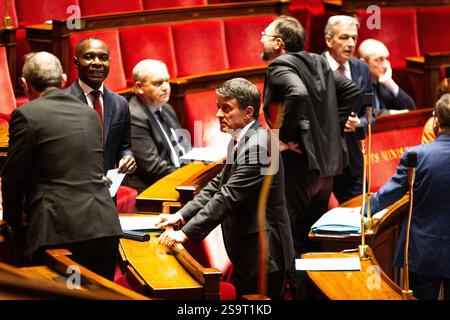 Parigi, Francia. 22 gennaio 2025. Manuel Valls (C), Ministro aggiunto, Ministro della Francia d'oltremare visto durante la sessione delle interrogazioni rivolte al governo francese all'Assemblea nazionale. Una sessione settimanale di interrogatori sul governo francese si svolge all'emiciciclo dell'Assemblea nazionale. Credito: SOPA Images Limited/Alamy Live News Foto Stock