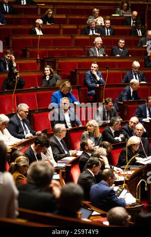 Parigi, Francia. 22 gennaio 2025. Visione generale dell'emiciclo durante la sessione delle interrogazioni al governo francese all'Assemblea nazionale. Una sessione settimanale di interrogatori sul governo francese si svolge all'emiciciclo dell'Assemblea nazionale. (Foto di Telmo Pinto/SOPA Images/Sipa USA) credito: SIPA USA/Alamy Live News Foto Stock