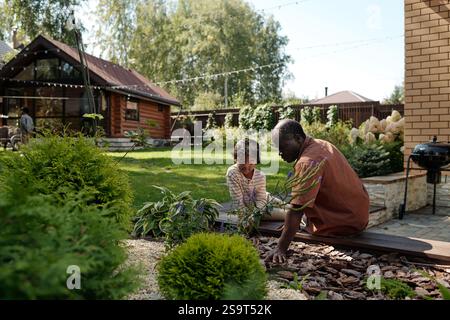 Godetevi il tempo di giardinaggio insieme al Farmhouse Backyard Foto Stock