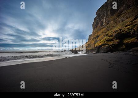 Vikurfjara Black Sand Beach vicino a Vik, sull'isola dell'Islanda, nell'Atlantico settentrionale Foto Stock