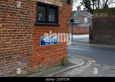 Affascinante vecchia casa all'angolo di Chapel Lane nel quartiere storico nord di Kings Lynn. La casa mostra segni di ristrutturazione e ha sostituito i mattoni Foto Stock
