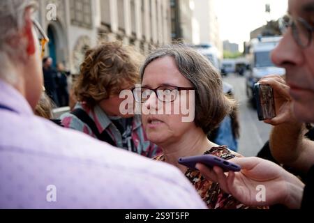 Julia von Blumenthal, Praesidentin der Humboldt Universitaet, waehrend der Raeumung der Sozialwissenschaftlichen Instituts von 'pro-palaestinensischen Foto Stock