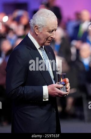 Re Carlo III posa una candela durante le commemorazioni ad Auschwitz-Birkenau in Polonia per celebrare i 80 anni dalla liberazione del campo di concentramento il 27 gennaio 1945. Data foto: Lunedì 27 gennaio 2025. Foto Stock