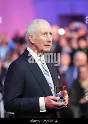 Re Carlo III posa una candela durante le commemorazioni ad Auschwitz-Birkenau in Polonia per celebrare i 80 anni dalla liberazione del campo di concentramento il 27 gennaio 1945. Data foto: Lunedì 27 gennaio 2025. Foto Stock