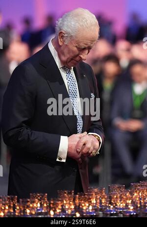 Re Carlo III posa una candela durante le commemorazioni ad Auschwitz-Birkenau in Polonia per celebrare i 80 anni dalla liberazione del campo di concentramento il 27 gennaio 1945. Data foto: Lunedì 27 gennaio 2025. Foto Stock