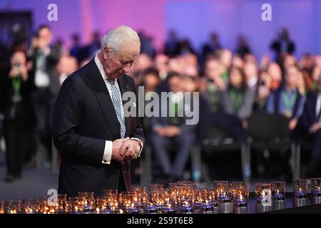 Re Carlo III posa una candela durante le commemorazioni ad Auschwitz-Birkenau in Polonia per celebrare i 80 anni dalla liberazione del campo di concentramento il 27 gennaio 1945. Data foto: Lunedì 27 gennaio 2025. Foto Stock