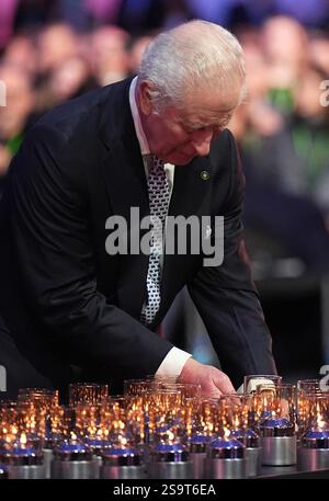 Re Carlo III posa una candela durante le commemorazioni ad Auschwitz-Birkenau in Polonia per celebrare i 80 anni dalla liberazione del campo di concentramento il 27 gennaio 1945. Data foto: Lunedì 27 gennaio 2025. Foto Stock