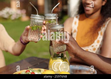 Rinfrescante Mint Lemonade all'aperto insieme Foto Stock