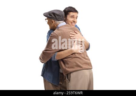 Giovane che abbraccia un anziano isolato su sfondo bianco Foto Stock