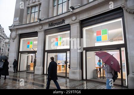 Londra, Regno Unito. 27 gennaio 2025. Una visione generale del Flagship UK Experience Centre di Microsoft a Oxford Circus, che l'azienda ha annunciato chiuderà i battenti il mese prossimo, sei anni dopo la sua apertura nel luglio 2019, in modo che l'azienda possa concentrarsi maggiormente sulla crescita digitale. Credito: Justin ng/Alamy Live News Foto Stock