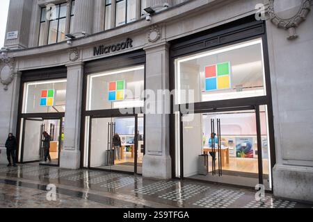 Londra, Regno Unito. 27 gennaio 2025. Una visione generale del Flagship UK Experience Centre di Microsoft a Oxford Circus, che l'azienda ha annunciato chiuderà i battenti il mese prossimo, sei anni dopo la sua apertura nel luglio 2019, in modo che l'azienda possa concentrarsi maggiormente sulla crescita digitale. Credito: Justin ng/Alamy Live News Foto Stock