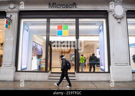 Londra, Regno Unito. 27 gennaio 2025. Una visione generale del Flagship UK Experience Centre di Microsoft a Oxford Circus, che l'azienda ha annunciato chiuderà i battenti il mese prossimo, sei anni dopo la sua apertura nel luglio 2019, in modo che l'azienda possa concentrarsi maggiormente sulla crescita digitale. Credito: Justin ng/Alamy Live News Foto Stock