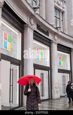 Londra, Regno Unito. 27 gennaio 2025. Una visione generale del Flagship UK Experience Centre di Microsoft a Oxford Circus, che l'azienda ha annunciato chiuderà i battenti il mese prossimo, sei anni dopo la sua apertura nel luglio 2019, in modo che l'azienda possa concentrarsi maggiormente sulla crescita digitale. Credito: Justin ng/Alamy Live News Foto Stock