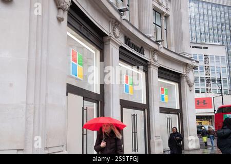 Londra, Regno Unito. 27 gennaio 2025. Una visione generale del Flagship UK Experience Centre di Microsoft a Oxford Circus, che l'azienda ha annunciato chiuderà i battenti il mese prossimo, sei anni dopo la sua apertura nel luglio 2019, in modo che l'azienda possa concentrarsi maggiormente sulla crescita digitale. Credito: Justin ng/Alamy Live News Foto Stock
