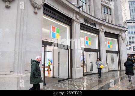 Londra, Regno Unito. 27 gennaio 2025. Una visione generale del Flagship UK Experience Centre di Microsoft a Oxford Circus, che l'azienda ha annunciato chiuderà i battenti il mese prossimo, sei anni dopo la sua apertura nel luglio 2019, in modo che l'azienda possa concentrarsi maggiormente sulla crescita digitale. Credito: Justin ng/Alamy Live News Foto Stock
